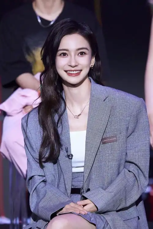 组图:angelababy穿短裙搭廓形西装 秀出精致锁骨酷飒迷人_高清图集