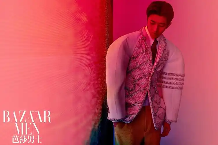 蔡徐坤登《芭莎男士》封面 光影大片未来感十足