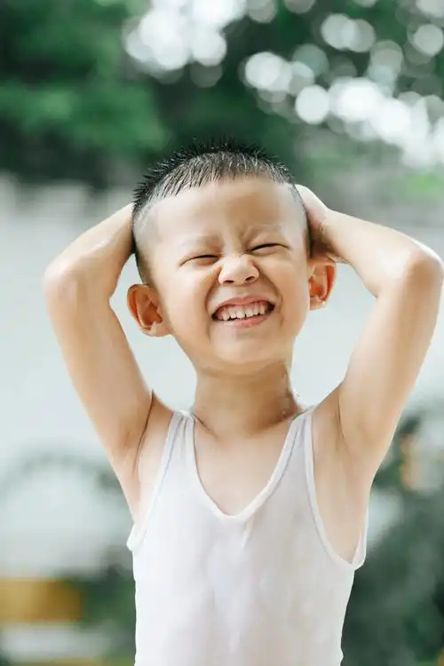 阳光小男孩 96#被你萌化了 #童真笑容 #玩水的季节 尼 - 抖音