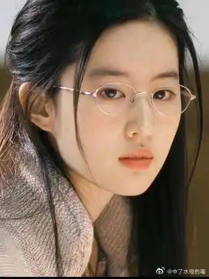 据说戴眼镜是为了压颜值,简直就是从小说走出的女主啊!