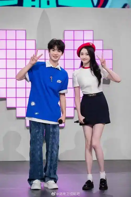 所以说关晓彤的实际身高应该的确有 175cm以上,而她一直报出来的172