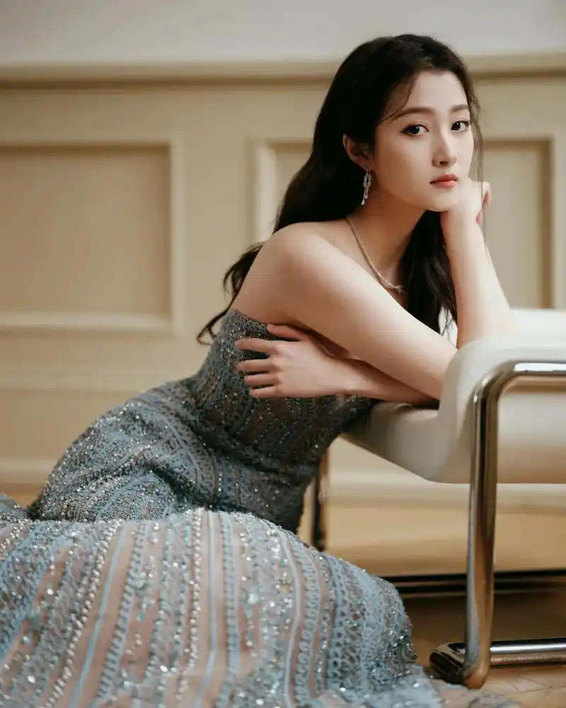 伊人倩影,温柔旖旎. fred斐登心愿代言人关晓彤一袭水蓝色 - 抖音