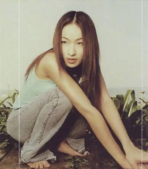 萧亚轩 2000年《红蔷薇》2002年《爱的主打歌吻》专辑内页写真