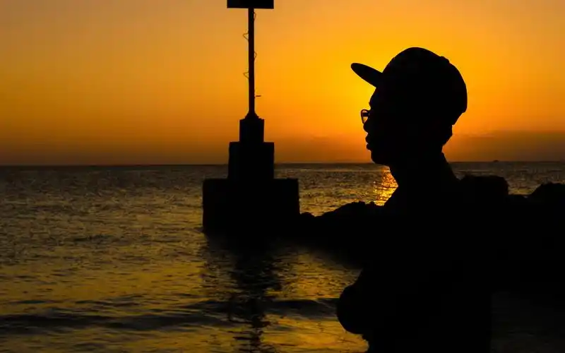 夕阳下一个人看海的孤独背影