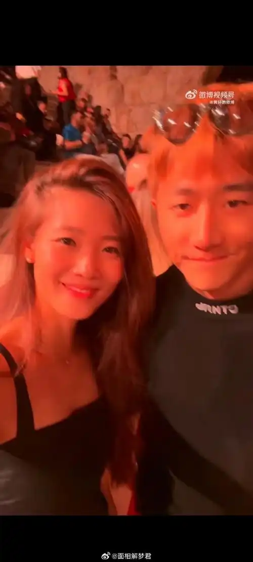 黄轩女友,眼神肝火旺,脾气大,眼神中充满故事和算计.