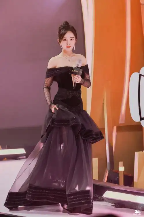 杨幂一字肩深v黑纱裙