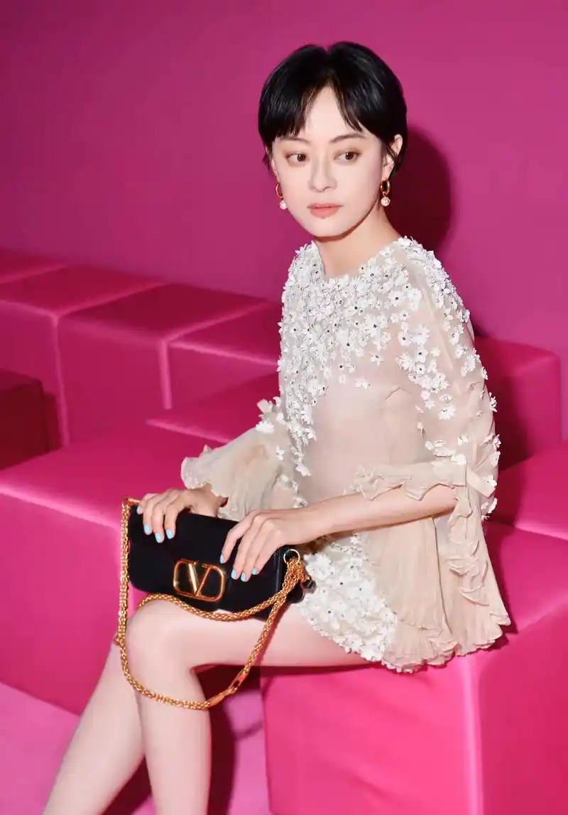 审美又回结婚前!孙俪穿"花瓣装"没腰身,土味穿搭太不高级