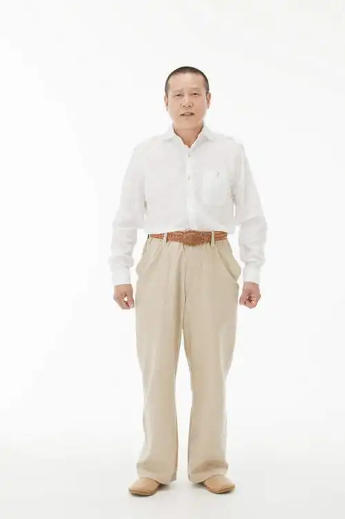 东方人,一个人,站,竖图,室内,白天,白色背景,正面,衬衫,亚洲,仅一个