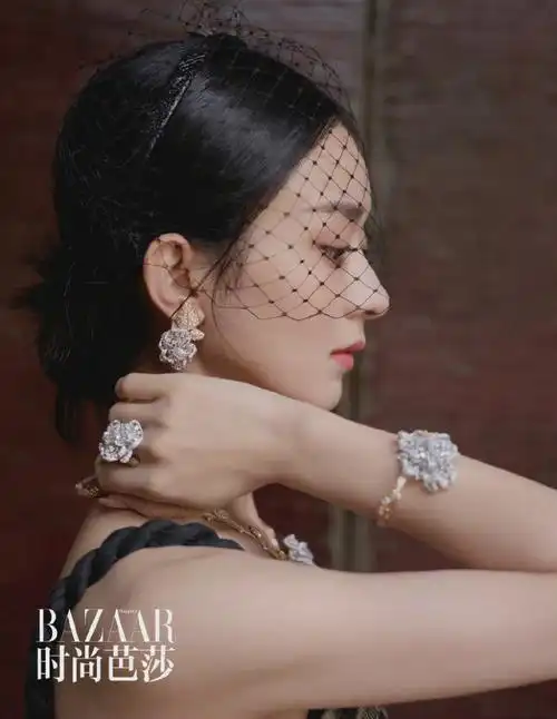 上游时尚|赵丽颖时尚芭莎五月刊封面,身穿dior高定出镜柔且坚定
