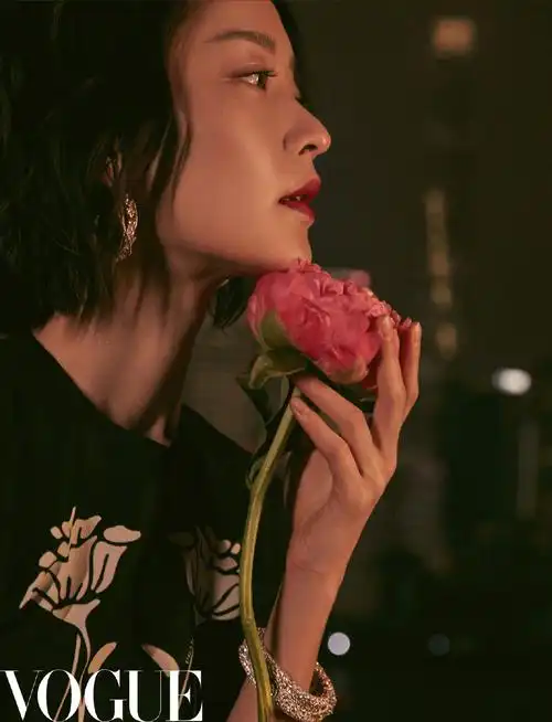 杜鹃短发红唇冷艳写真图片[2/3]_明星_美桌网