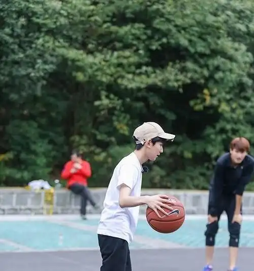 的王源,最近一直活跃在各大卫视的综艺活动中,这次其帅气的打篮球照片