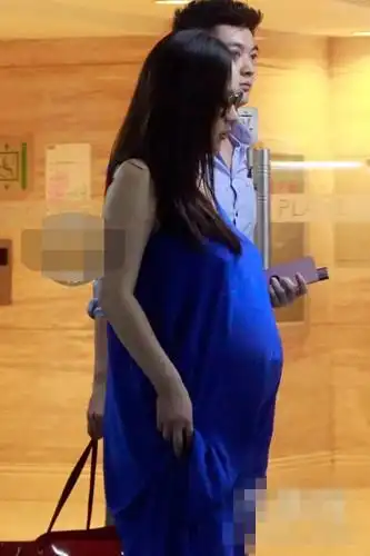 美女霍思燕怀孕期间,身材容貌日渐发福,霍思燕四肢肿胀的厉害,就来