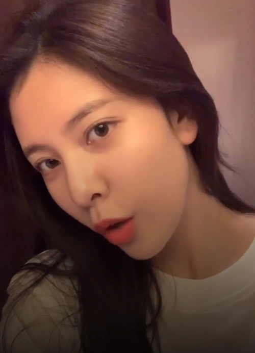 原创宋妍霏素颜出镜推荐平价好物镜头扫过全身后粉丝炸锅