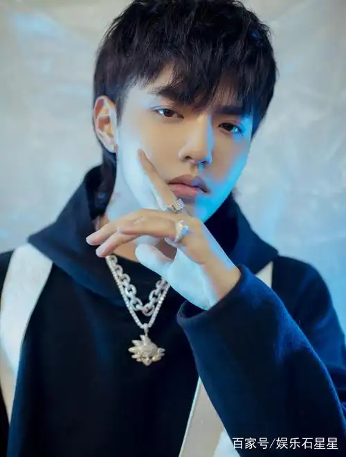 吴亦凡简单造型,干净清澈,朦胧之间依旧是当初喜爱的少年模样