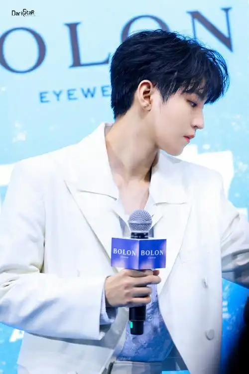 王俊凯白西装金丝眼镜造型##王俊凯直播和粉丝大合影