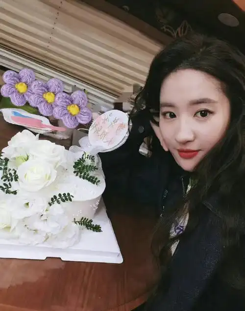 刘亦菲晒35岁生日照