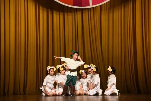 英文情景剧《the ugly duckling》(二) 丑小鸭离开家去创建自己的新