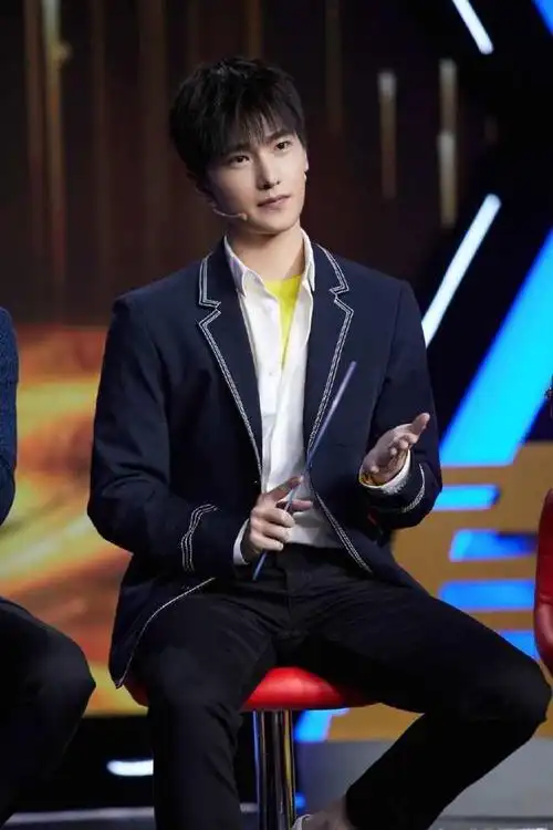 近几年,央视的节目也开始邀请当红正能量艺人,看看下图,杨洋这坐姿真