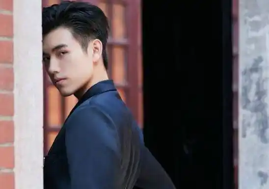 原创电影之夜生图张雪迎细腰惹眼陈飞宇比例不佳而她普通像路人