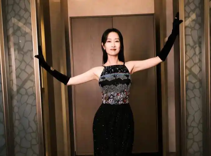 内娱女星姿态万千,殷桃慵懒,毛晓彤优雅,都不怕冷_礼服_关晓彤_造型