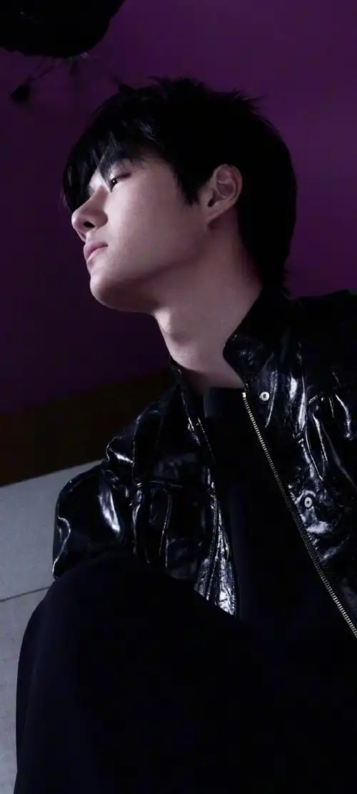 王一博白色无袖#王一博新杂志18宫格全屏壁纸,被博哥狠狠拿捏了,自取