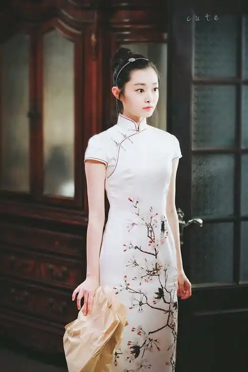 景甜《司藤》穿旗袍美上热搜!10位剧女星旗袍造型,谭松韵甜美!