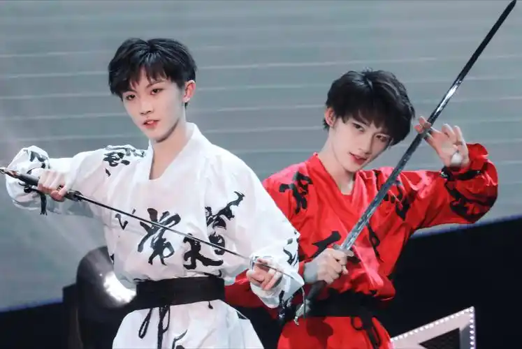 考生过高考独木桥,文淇,马嘉祺预定通知书,张真源让人捏把汗?