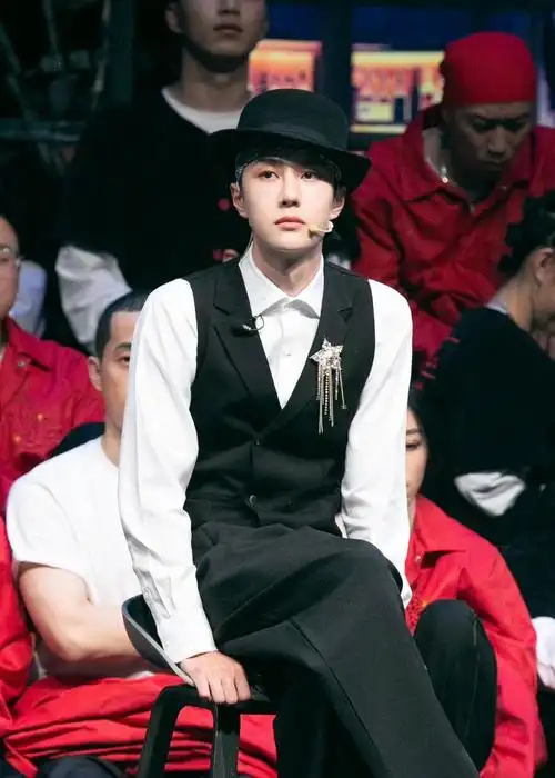 王一博在《街舞3》穿西服,戴礼帽