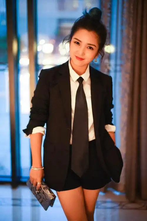 帅呆了何洁写真一身西装帅气撩人眼神带电