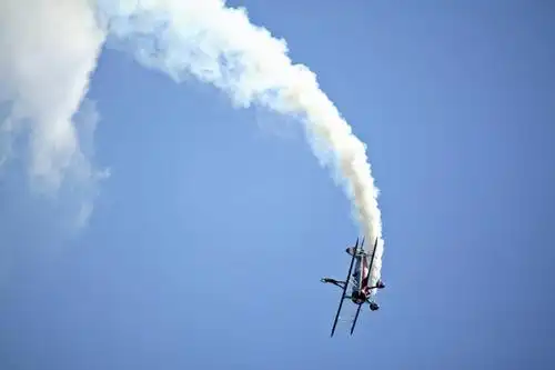 无人,横图,室外,特写,白天,仰视,飞机,吊挂,悬挂,光线,烟雾,交通,挂