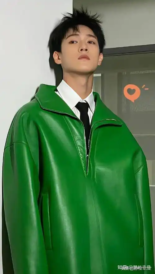 李昀锐也是因为封神崭露头角的,他长得非常像邻家大哥哥的形象,长得