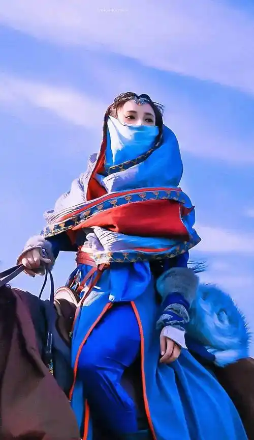 赵丽颖明兰的骑马照则是小家碧玉的美好,纯纯的美,策马打着马球,属于