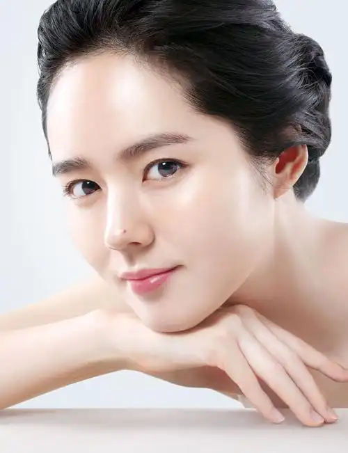 p>韩佳人(han ga in),本名"金贤珠",1982年2月25日出生于韩国首尔市