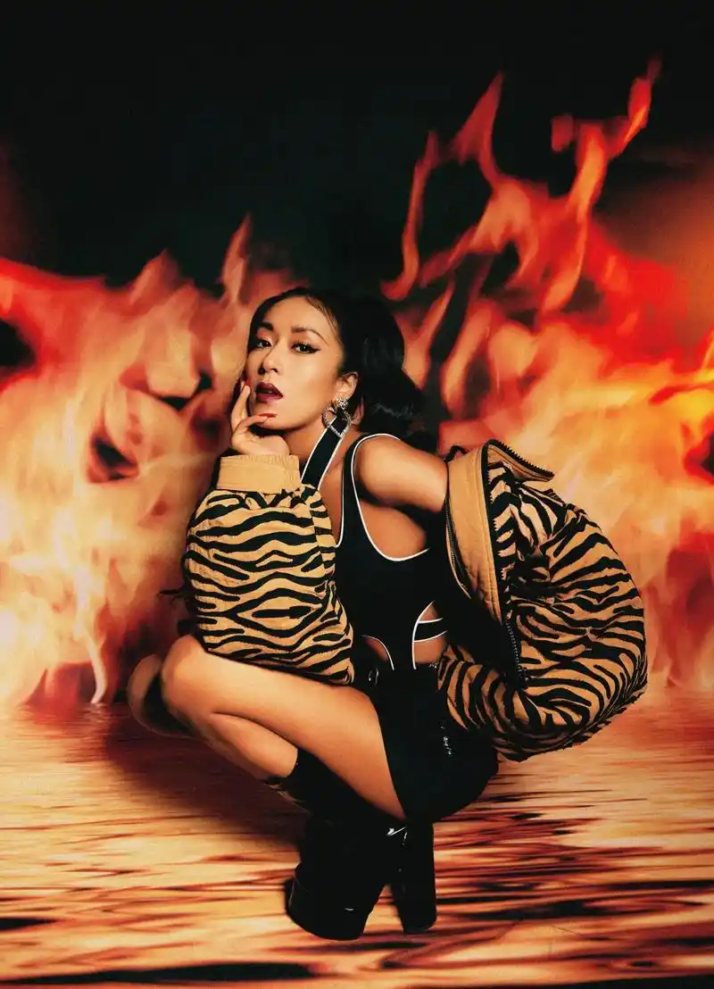 吉克隽逸上脚漆皮靴穿搭闪光乐队