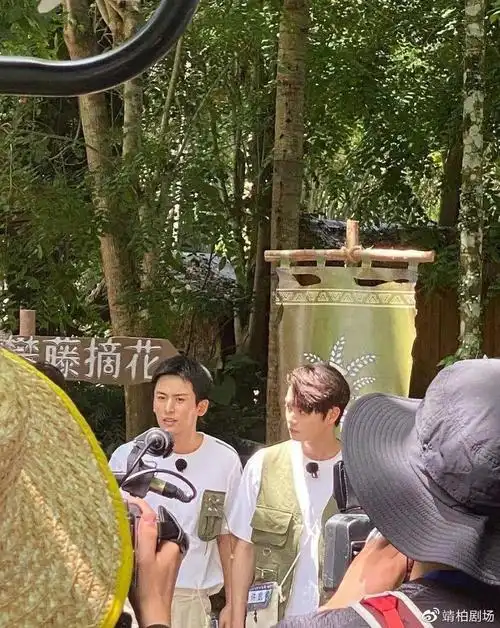 迷惑许凯为张哲瀚摘掉头上的泡沫后者粉丝称其性骚扰