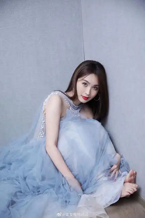 李菲儿红唇纱裙小脚丫很可爱