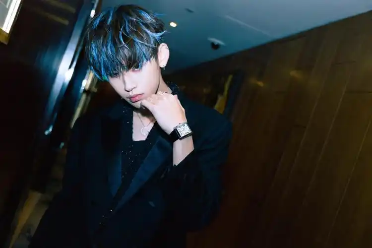 > 小鬼王琳凯挑染蓝发造型写真图片(2/9)王琳凯相关图片 推荐壁纸 本