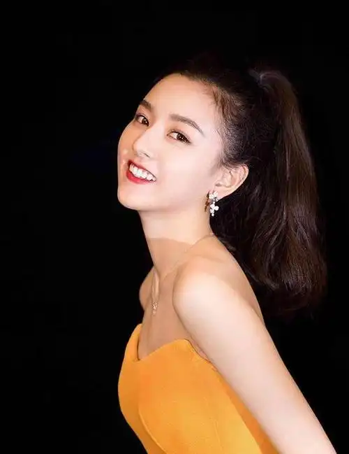 女生扎马尾时,尽量别犯这4个错误!显土又老气,颜值再高也白搭