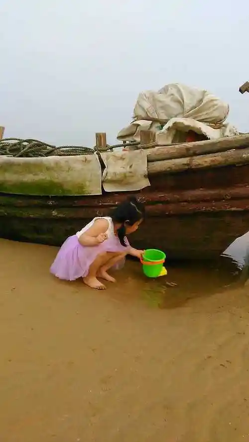 赶海的小姑娘光着小脚丫