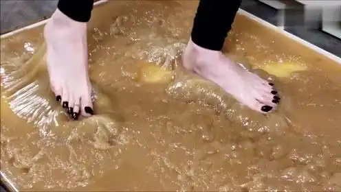 外国妹子脚踩到胶水陷阱拔不出来了,谁来帮帮她