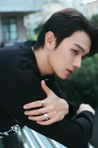 欢娱影视演员许凯soso演绎香奈儿chanel高级珠宝cococrush系