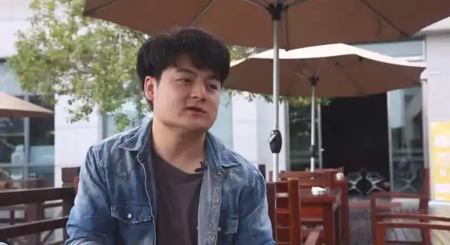 不论如何,他倒是大方的很,笑一笑说:"可以,我是快乐大本营导演卢亮