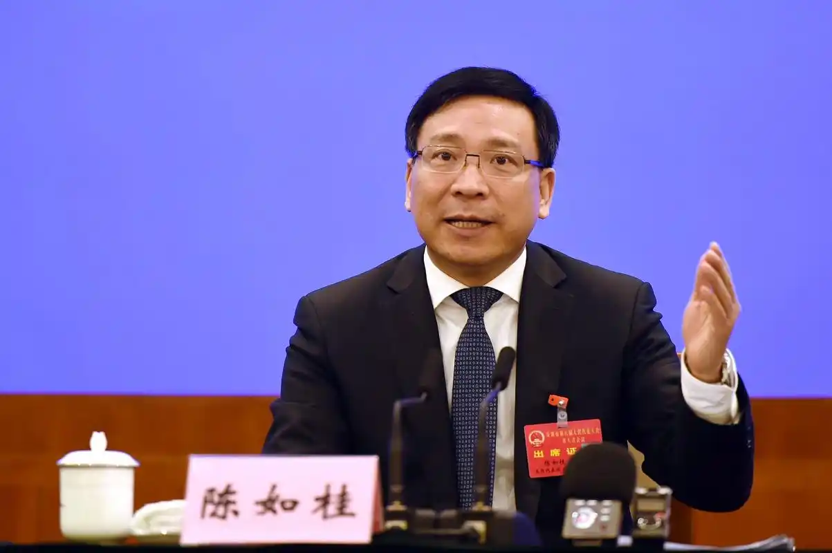 陈如桂现场答记者问 陈如桂:深圳的人口总体比较年轻,平均年龄约 3