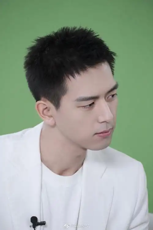 v-style##李现寸头直播状态