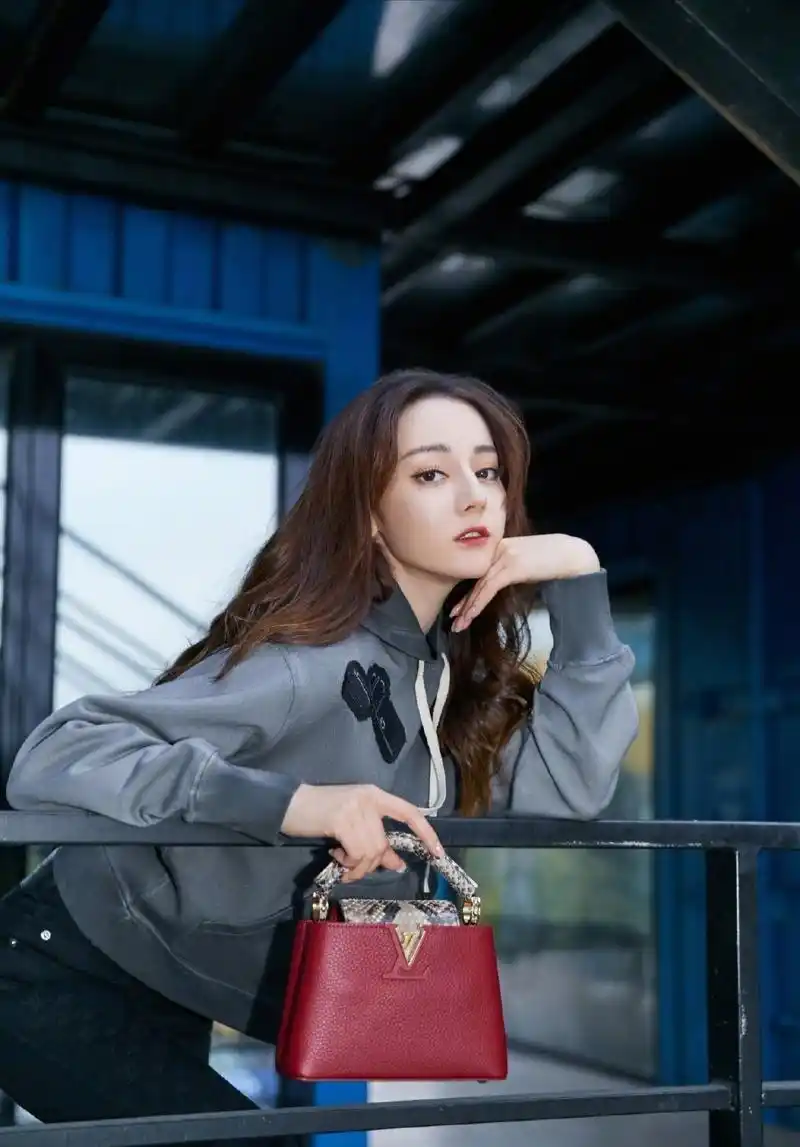 迪丽热巴最新街拍照,金属发色,搭配短靴,这个造型吸引到你了吗?