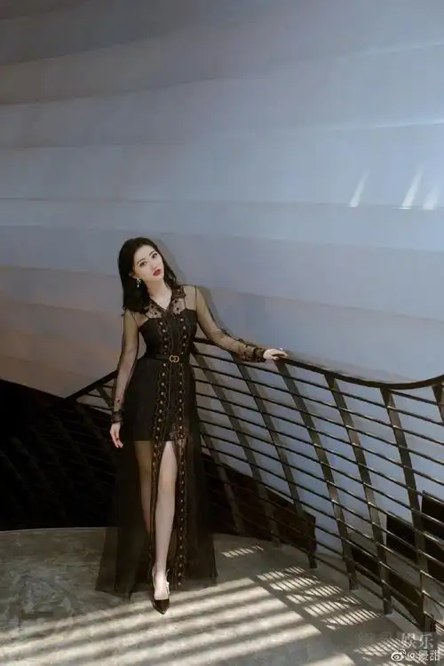 景甜身穿黑色刺绣长裙露美腿红唇复古优雅