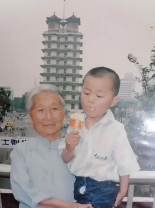 小时候的郭威虎头虎脑,很招人喜爱,父母和亲人带着他和姐姐曾到处旅游