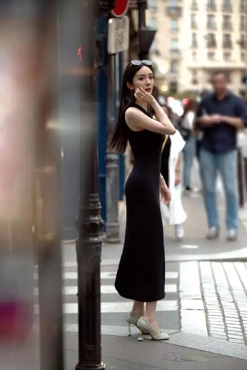 杨幂成巴黎时装周焦点!时尚穿搭胜过漂亮的外表,看出潮流新趋势