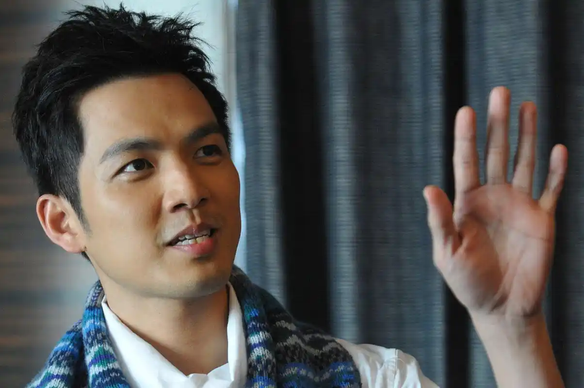 这个时期的钟汉良还是黑胖黑胖的哈哈哈