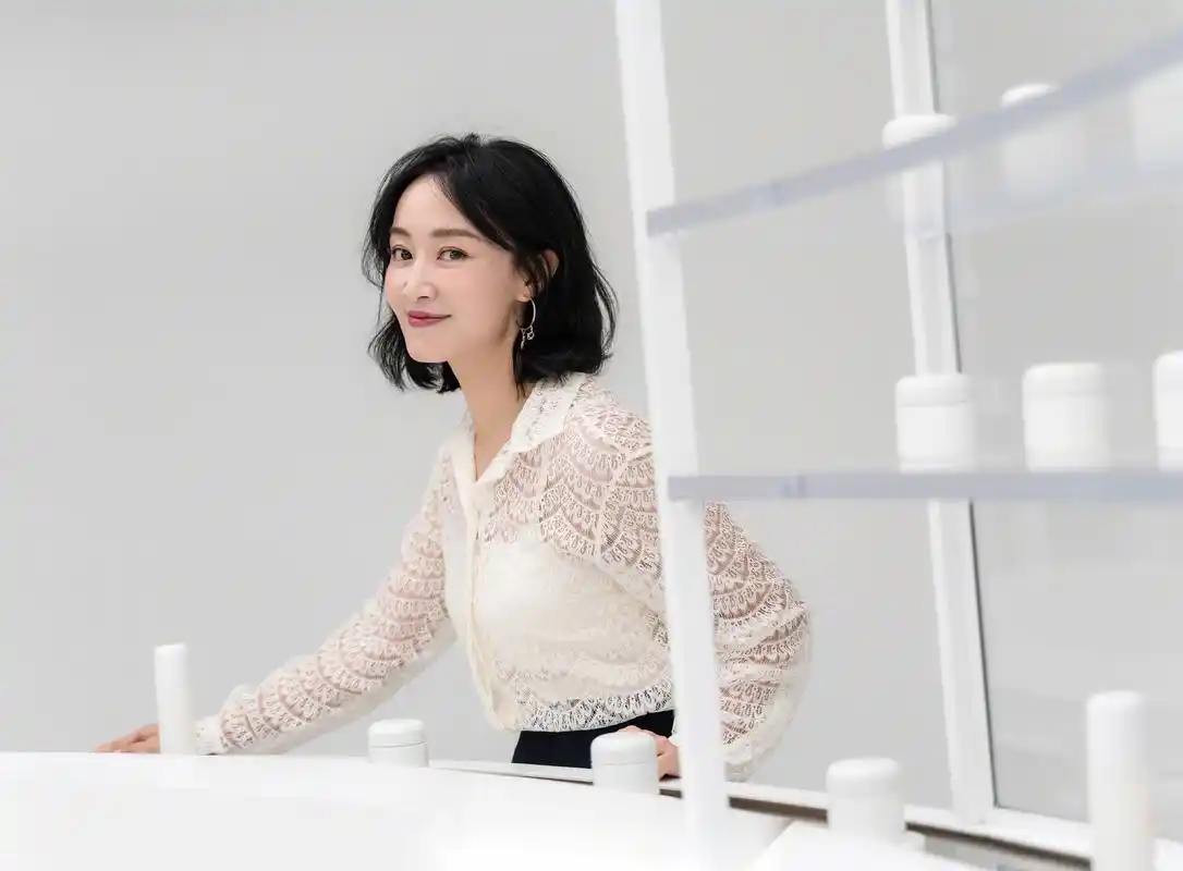 24岁主持春晚,因"插足"被迫改行,如今成富太却被嘲成功上位?